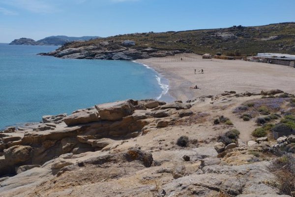 Μια πανοραμική φωτογραφία της παραλίας Λιά τραβηγμένη από το λόφο πάνω από τα βράχια στην αριστερή πλευρά.