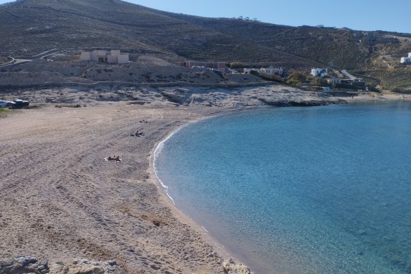 Μια φωτογραφία που δείχνει την παραλία Μυρσίνη, το περιβάλλον της και τα πολύχρωμα νερά.