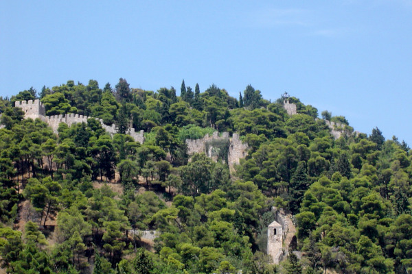 Ένα μέρος του κάστρου της Ναυπάκτου στην ακρόπολη της πόλης μέσα στ καταπράσινο δάσος.