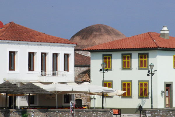 Το κτίριο του Φετιγιέ Τζαμί της Ναυπάκτου φαίνεται πίσω από δύο άλλα κτίρια.