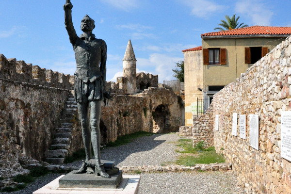 Φωτογραφία του αγάλματος του Θερβάντες στη δεξιά γωνία του παλιού λιμανιού της Ναυπάκτου (Λεπάντο).