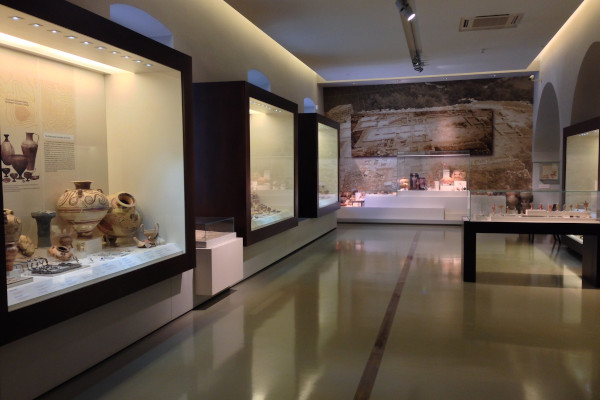 Μια φωτογραφία που δείχνει εκθέματα σε βιτρίνες σε μία από τις αίθουσες του Αρχαιολογικού Μουσείου Ναυπλίου.