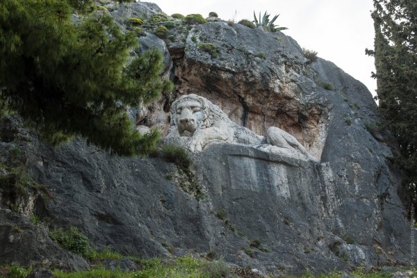 Το λευκό λιοντάρι της Βαυαρίας με θλιμμένη έκφραση προσώπου σκαλισμένο σε έναν γκρίζο ογκόλιθο.