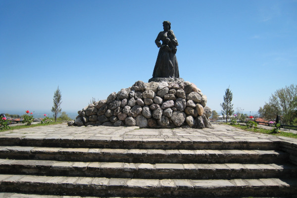 Το μνημείο είναι ένα άγαλμα μιας γυναίκας με δύο παιδιά στην αγκαλιά της που στέκεται σε έναν σωρό από πέτρες.