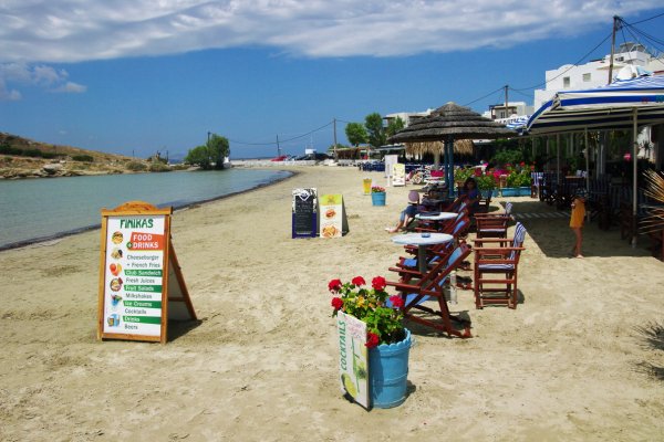 Ένα μέρος της παραλίας του Αγίου Γεωργίου στη Νάξο με τοπικά beach bar και εστιατόρια.