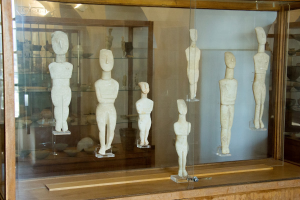 Επτά κυκλαδίτικα ειδώλια σε έκθεση του Αρχαιολογικού Μουσείου Νάξου.