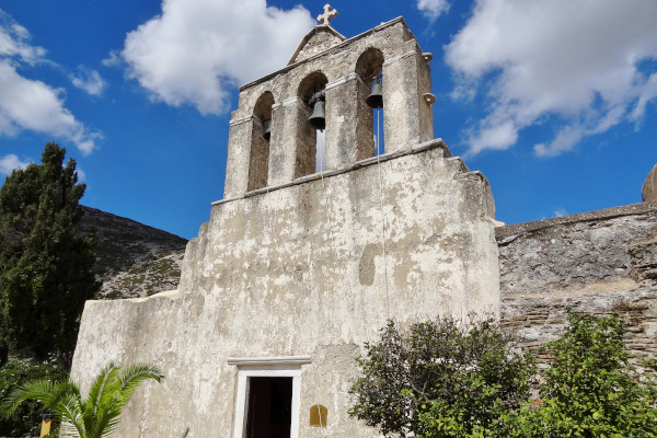 Η μπροστινή πλευρά και η κύρια είσοδος της Παλαιοχριστιανικής Εκκλησίας «Παναγία Δροσιανή» στη Νάξο.