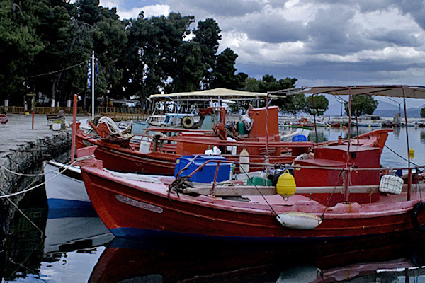 Μικρά αλιευτικά σκάφη αγκυροβολημένα στο λιμάνι της Νέας Αγχιάλου κοντά στο Βόλο.