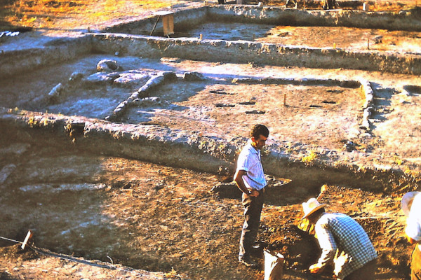 Φωτογραφία κατά τις ανασκαφές στο Νεολιθικό Οικισμό της Νέας Νικομήδειας το 1963.