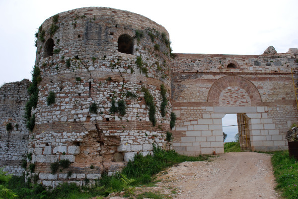 Προμαχώνας και μια από τις πύλες στην οχύρωση της αρχαίας πόλης της Νικόπολης.