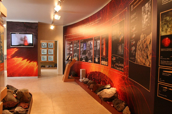 Μια φωτογραφία σε μία από τις αίθουσες του Ηφαιστειολογικού Μουσείου στη Νίκια της Νισύρου.