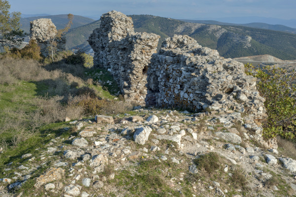 Απομεινάρια τείχους του βυζαντινού φρουρίου της Νιμφέας, βόρεια της Κομοτηνής.