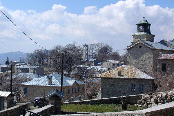 Φωτογραφία του Νυμφαίου, με το καμπαναριό της εκκλησίας του Αγίου Νικολάου να φαίνεται στη μέση.