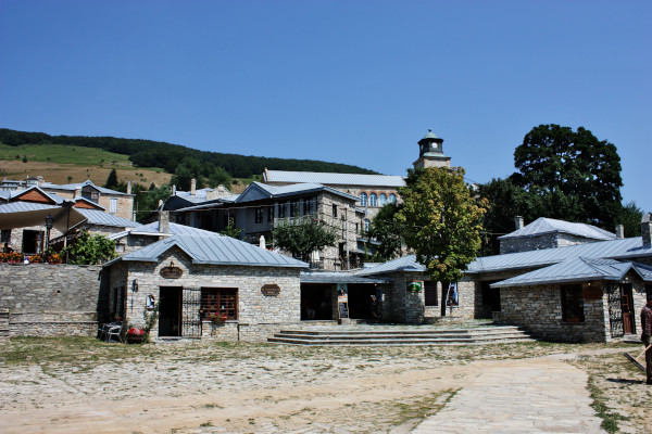 Η κεντρική πλατεία του χωριού περιβάλλεται από παραδοσιακά πετρόχτιστα σπίτια.