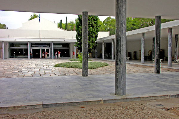 Η κύρια είσοδος και η εσωτερική αυλή του Αρχαιολογικού Μουσείου της Ολυμπίας.