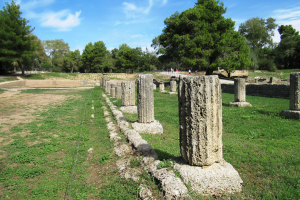 Μια σειρά από κίονες στα ερείπια του Αρχαίου Γυμνασίου στην Ολυμπία