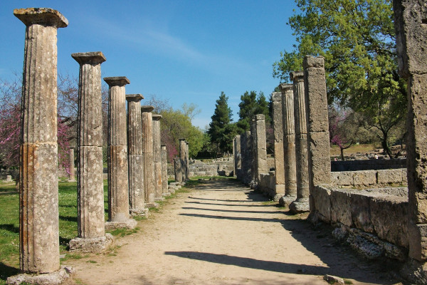 Μια φωτογραφία που απεικονίζει τις στήλες του κτιρίου της Παλαίστρας της Ολυμπίας.