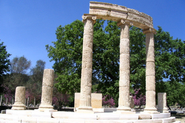 Το Φιλιππείο της Ολυμπίας είναι ένα μερικώς ανακατασκευασμένο ιερό με τρεις λευκομαρμάρινους κίονες όρθιους.