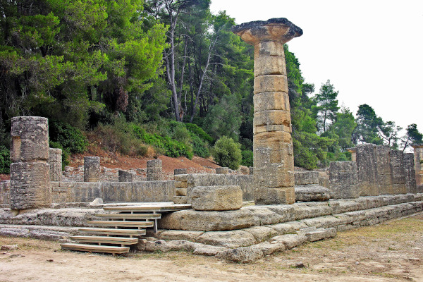 Μια φωτογραφία που δείχνει τα ερείπια του Ναού της raρας στην Ολυμπία.