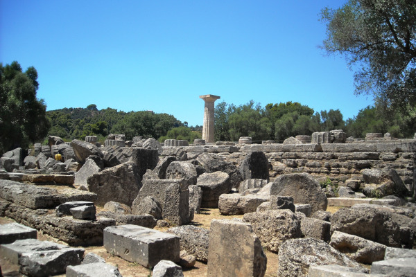 Τα ερείπια του ναού του Διός στην Αρχαία Ολυμπία βρίσκονται διασκορπισμένα στο σημείο που βρισκόταν κάποτε ο ναός.