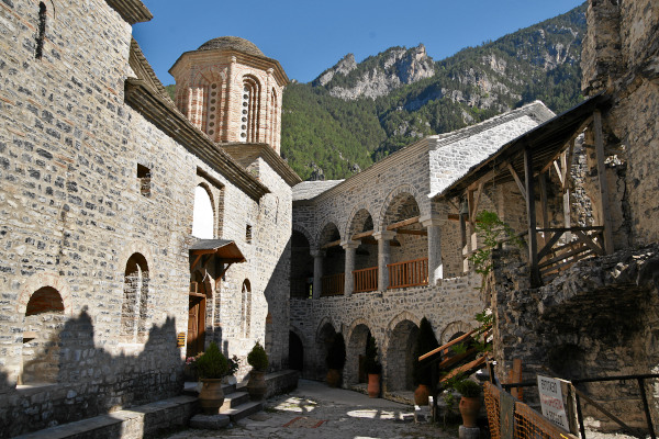Η εσωτερική αυλή, η κεντρική εκκλησία και τα γύρω κτίρια της παλιάς μονής του Αγίου Διονυσίου.
