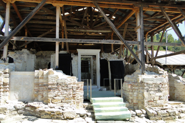Τα ερείπια και η κύρια είσοδος του κυρίως ναού της αρχαίας μονής του Ζυγού.