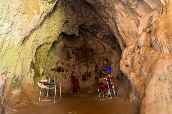 Ένα σπήλαιο-παρεκκλήσι με πολλές εικόνες στους τοίχους και παγκάκια γεμάτα ιερά βιβλία.