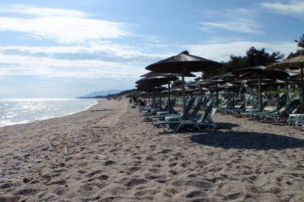 Ξαπλώστρες και ομπρέλες στην παραλία της Αγίας Παρασκευής (Πανόραμα) της Μάκρης στον Έβρο.