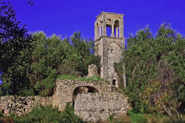 Το καμπαναριό και άλλα ερείπια της Μονής Βλαχέρνας της Πάργας μέσα σε πυκνή βλάστηση.