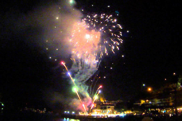 Ο ουρανός φωτίζεται με πυροτεχνήματα κατά τη διάρκεια του Φεστιβάλ Παργίνα (Κανάρια).