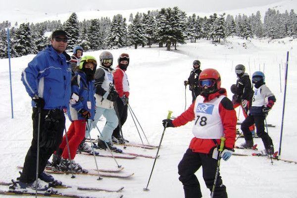 Μια ομάδα σκιέρ κατά τη διάρκεια ενός διαγωνισμού στο Χιονοδρομικό Κέντρο Παρνασσού.