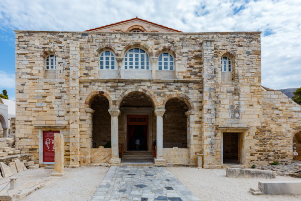 Η μπροστινή πλευρά και η κύρια είσοδος της εκκλησίας της Παναγίας της Εκατονταπυλιανής στην Παροικιά.