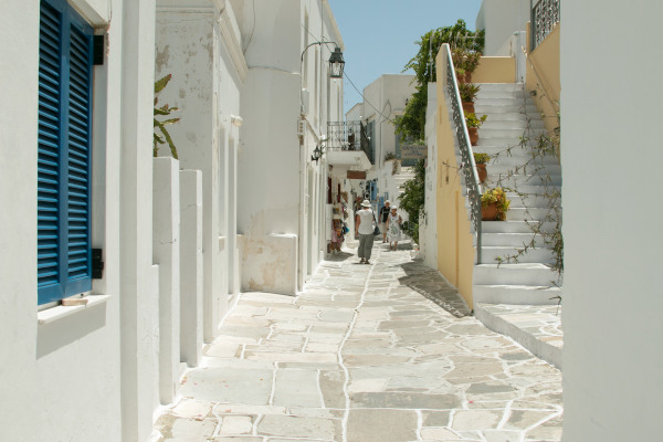 Ο κεντρικός δρόμος στο παλιό τμήμα του χωριού Λεύκες στο νησί της Πάρου.