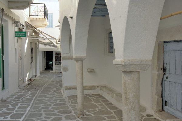Χαρακτηριστικός στενός σοκάκι στον κεντρικό οικισμό της Παροικιάς, την πρωτεύουσα της Πάρου.