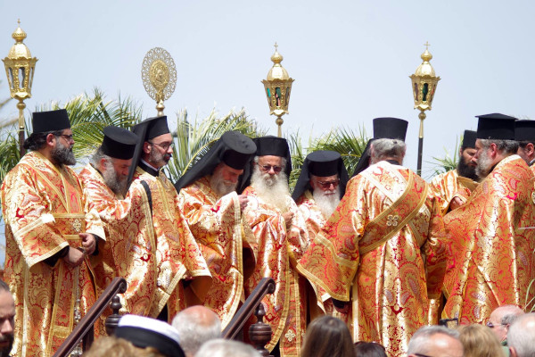 Ορθόδοξοι ιερείς κατά τη διάρκεια των εορτασμών του Πάσχα στο νησί της Πάτμου.