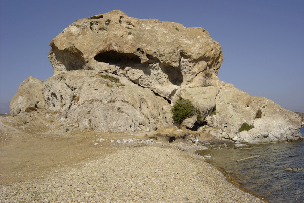 Μια φωτογραφία του μεγάλου βράχου στο άκρο της παραλίας της Πέτρας στην Πάτμο.