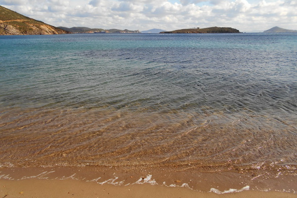 Μια φωτογραφία που δείχνει τα καθαρά νερά της παραλίας Ψιλή Άμμος στο νησί της Πάτμου.
