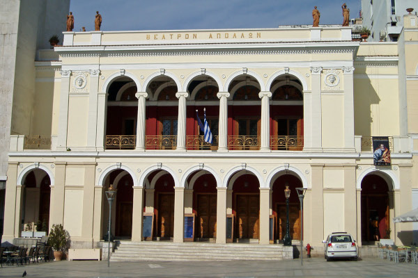 Το Θέατρο Απόλλων της Πάτρας είναι ένα διώροφο λευκό κτίριο με πέντε αψίδες σε κάθε όροφο.