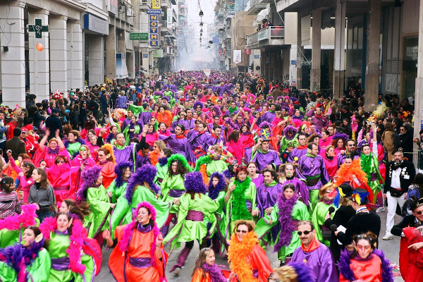 Μια πολύχρωμη καρναβαλική παρέλαση περνά από κεντρικό δρόμο της Πάτρας.