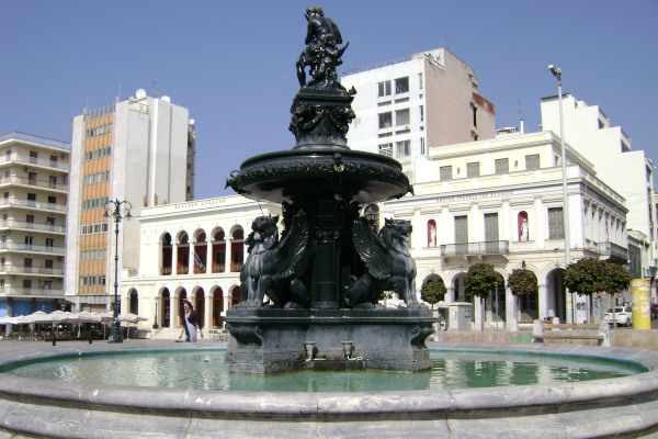 Μια εικόνα που δείχνει το σιντριβάνι της πλατείας Βασιλέως Γεωργίου στην πόλη της Πάτρας.