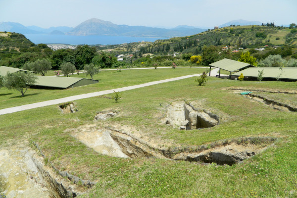 Απομεινάρια του Μυκηναϊκού Νεκροταφείου στον αρχαιολογικό χώρο Βουντένη των Λιαπέικων Πατρών.