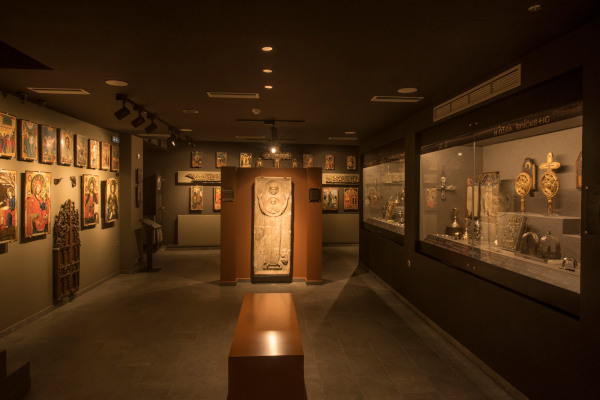 Μέσα σε μια από τις αίθουσες του Βυζαντινού Μουσείου Μακρινίτσας με εικόνες που κρέμονται στους τοίχους.
