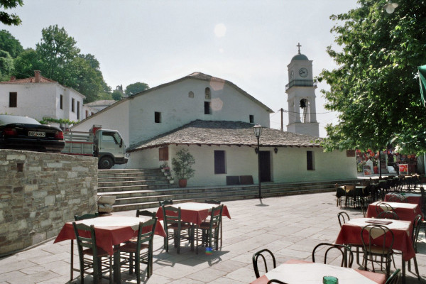 Μια εικόνα που δείχνει ένα μέρος της πλατείας του χωριού και την Εκκλησία των Ταξιάρχων στις Μηλιές του Πηλίου.