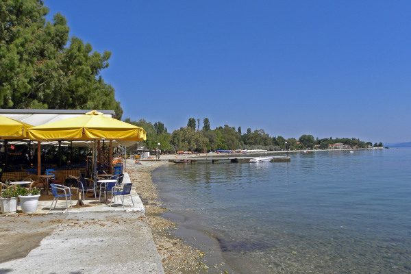 Φωτογραφία που δείχνει ένα εστιατόριο και την παραλία των Καλών Νερών στο Νότιο Πήλιο.