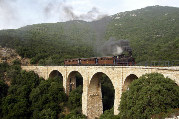 Το τρένο του Πηλίου περνάει πάνω από το πετρόχτιστο πεντάτοξο γεφύρι του Καλορέματος.