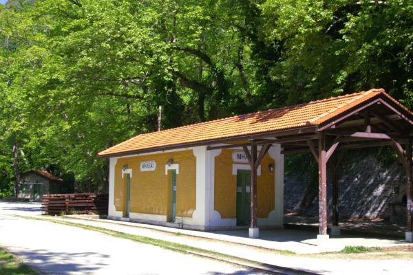 Το εξωτερικό του τερματικού σταθμού στις Μηλιές του Πηλίουκάτων από δέντρα.