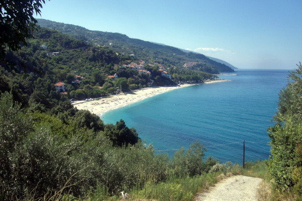 Πανοραμική φωτογραφία που δείχνει την παραλία Παπά Νερό στον Αγ. Ιωάννης, Μούρεση.