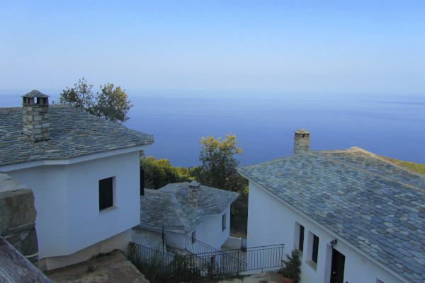 Σπίτια της Τσαγκαράδας με θέα τη γαλάζια θάλασσα του Αιγαίου στο βάθος.
