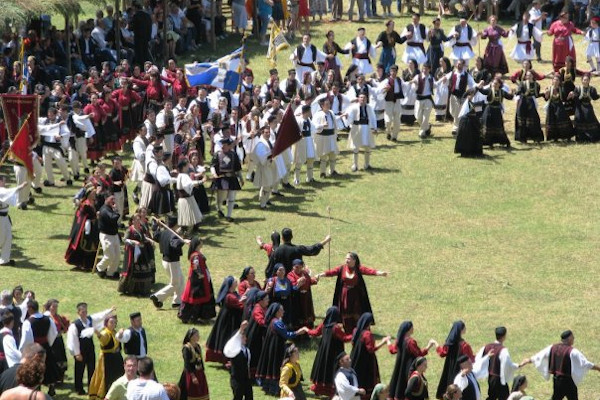 Λαϊκοί χοροί Σαρακατσάνων κατά την ετήσια συνάντηση στα λιβάδια Περτουλίου.