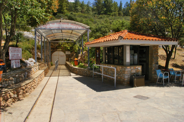 Η κύρια είσοδος και το περίπτερο που πουλάει εισιτήρια στο σπήλαιο Πετράλωνα της Χαλκιδικής.